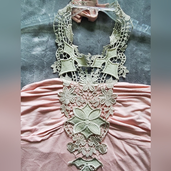 Venus Tie back Halter w/lace detail - Picture 2 of 3